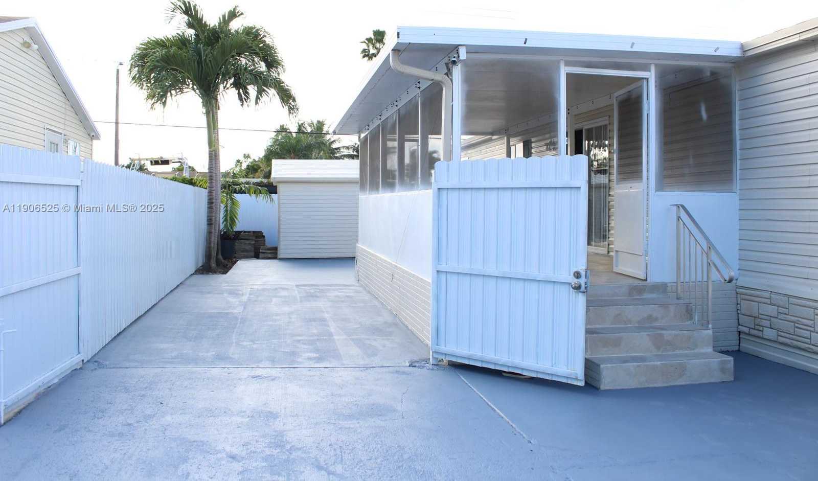 Small Image of 220 NORTH EAST 12TH AVE LOT 219, Homestead Number 3