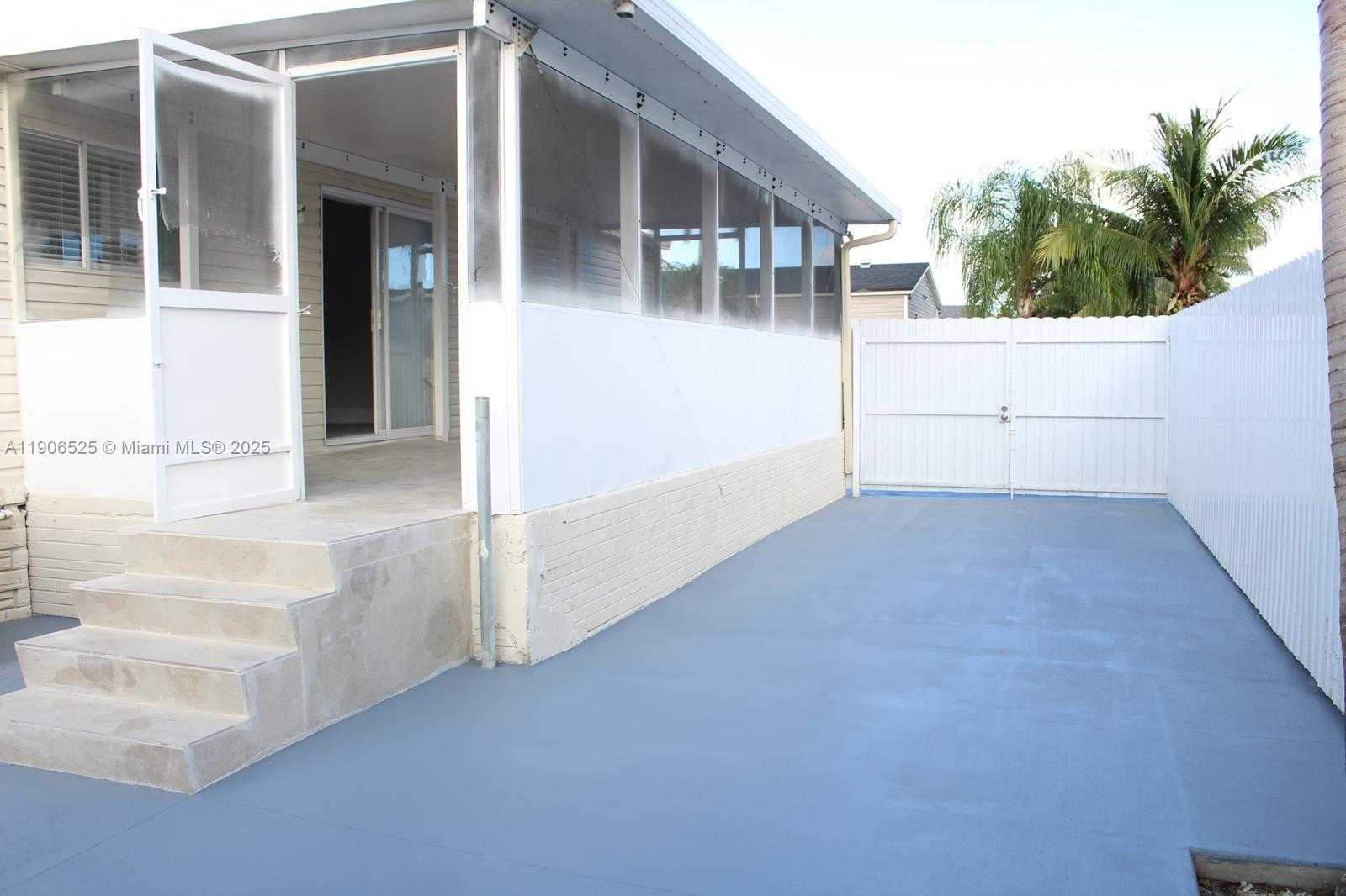 Small Image of 220 NORTH EAST 12TH AVE LOT 219, Homestead Number 6