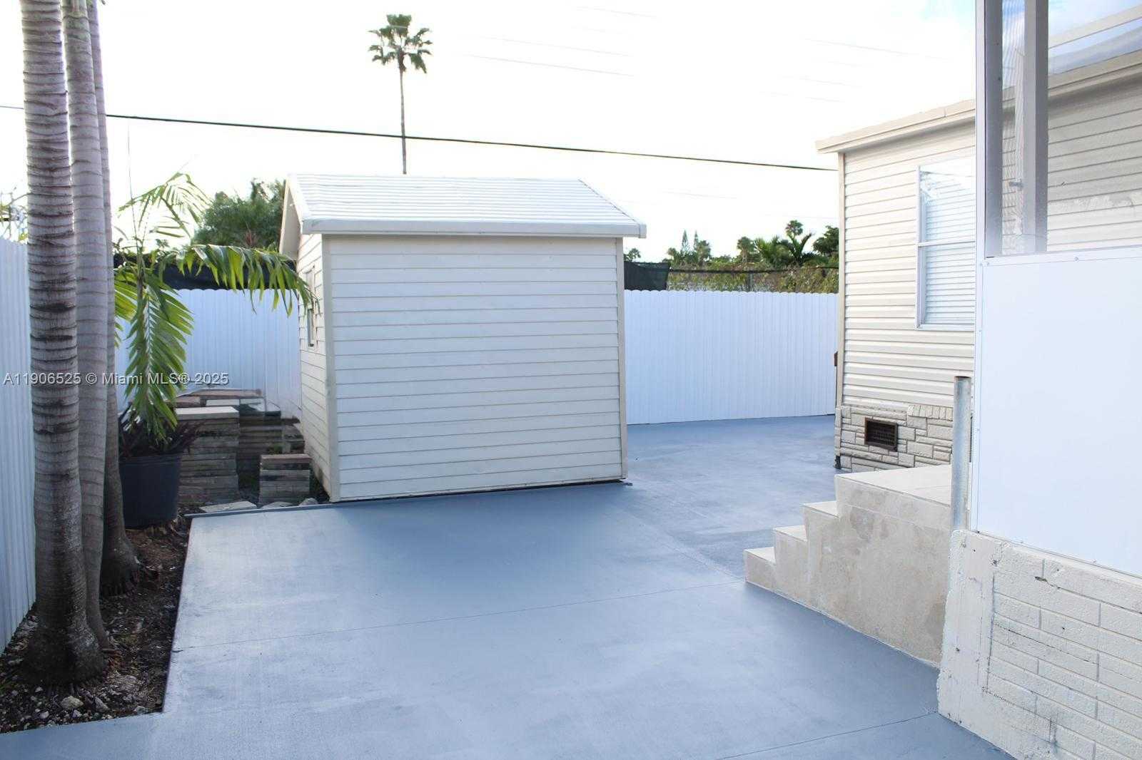 Small Image of 220 NORTH EAST 12TH AVE LOT 219, Homestead Number 7