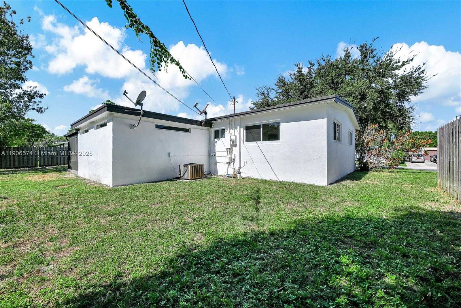 Small Image of 6828 NORTH WEST 13TH ST, Plantation Number 40