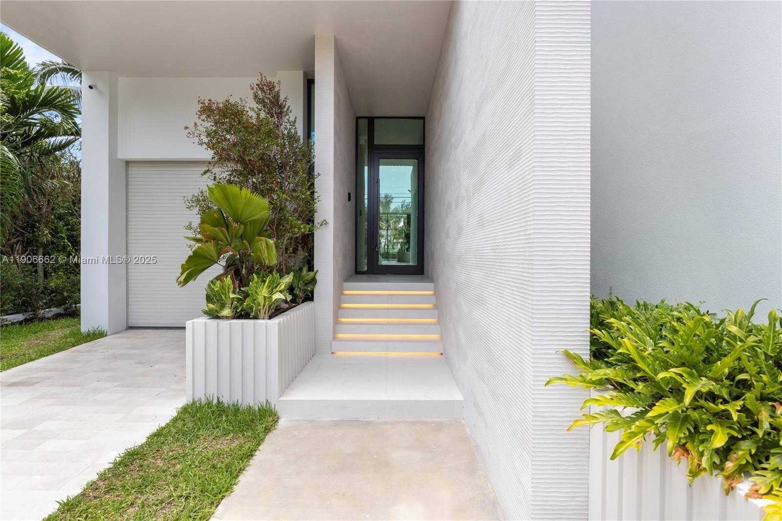 Small Image of 4504 SHERIDAN AVE, Miami Beach Number 3