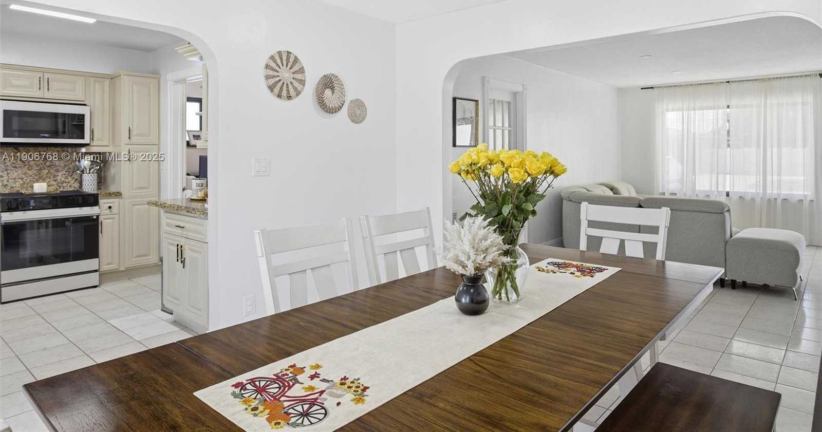 Small Image of 7511 TAYLOR ST, Hollywood Number 11