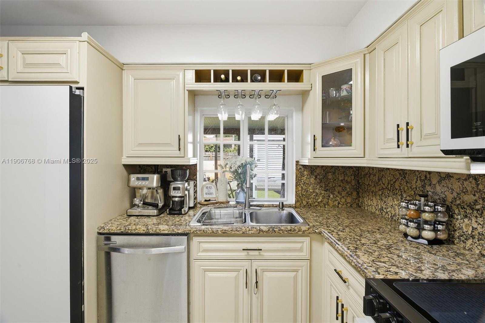 Small Image of 7511 TAYLOR ST, Hollywood Number 14