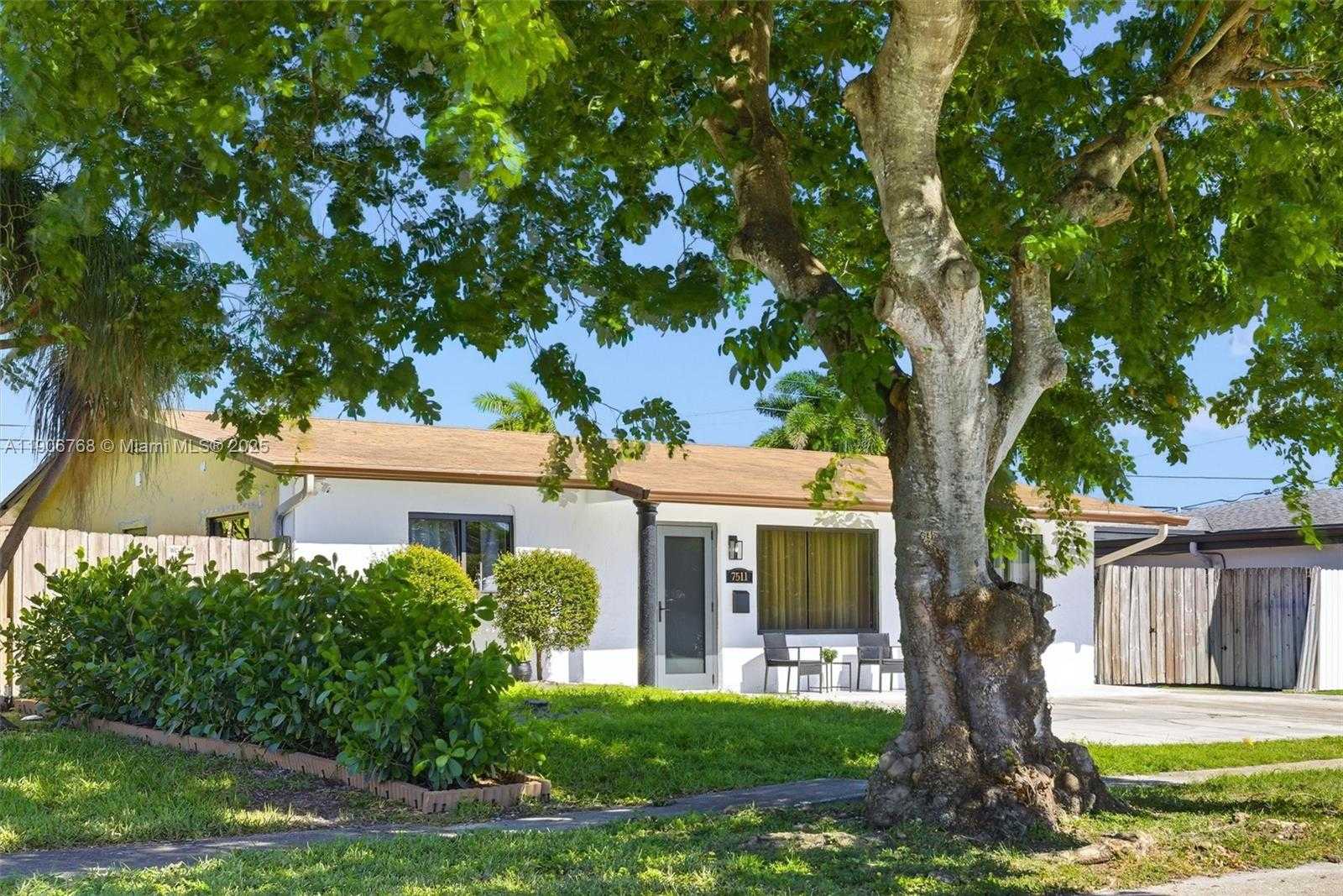 Small Image of 7511 TAYLOR ST, Hollywood Number 3