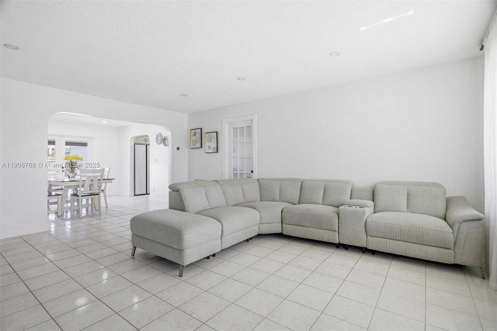 Small Image of 7511 TAYLOR ST, Hollywood Number 4