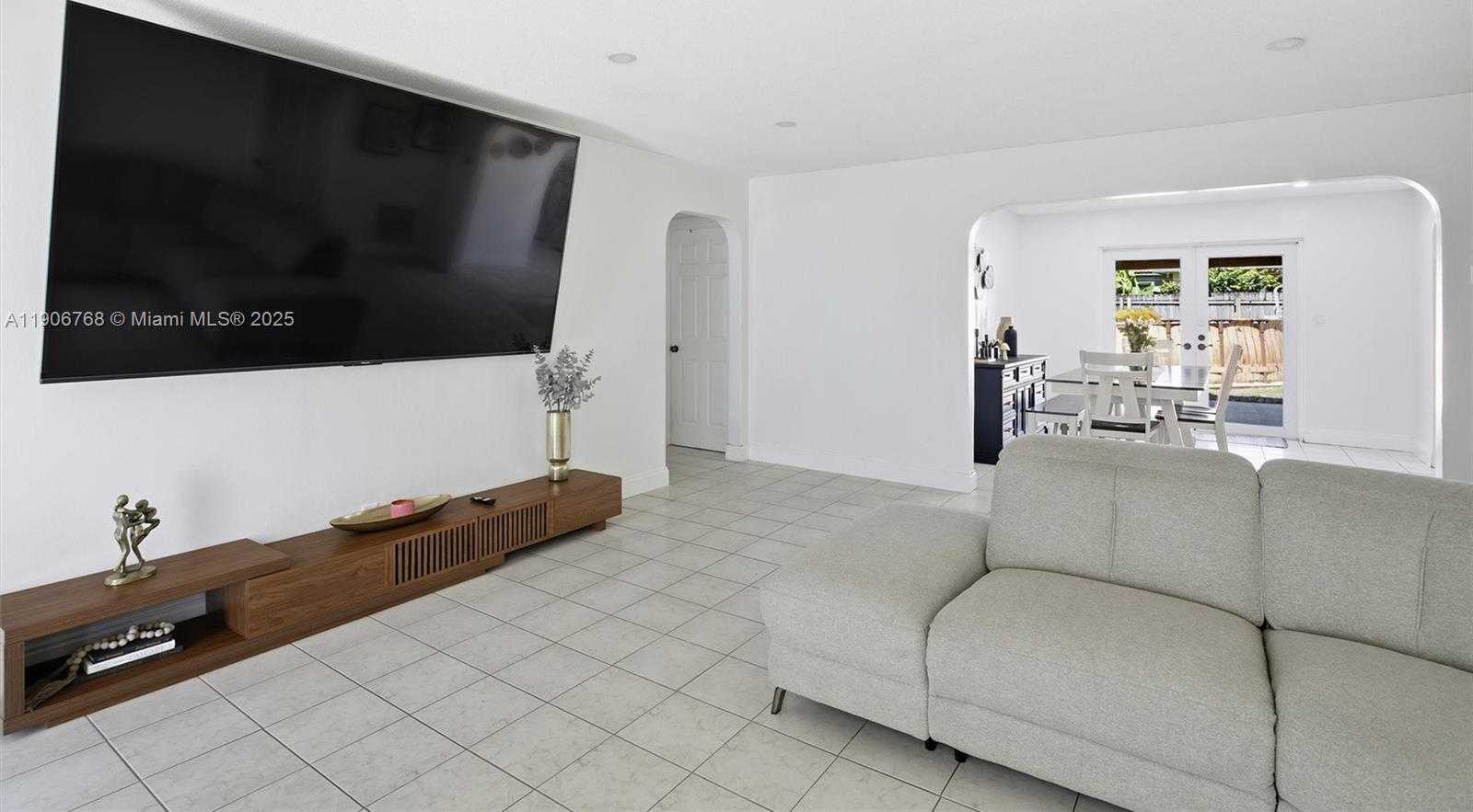 Small Image of 7511 TAYLOR ST, Hollywood Number 6