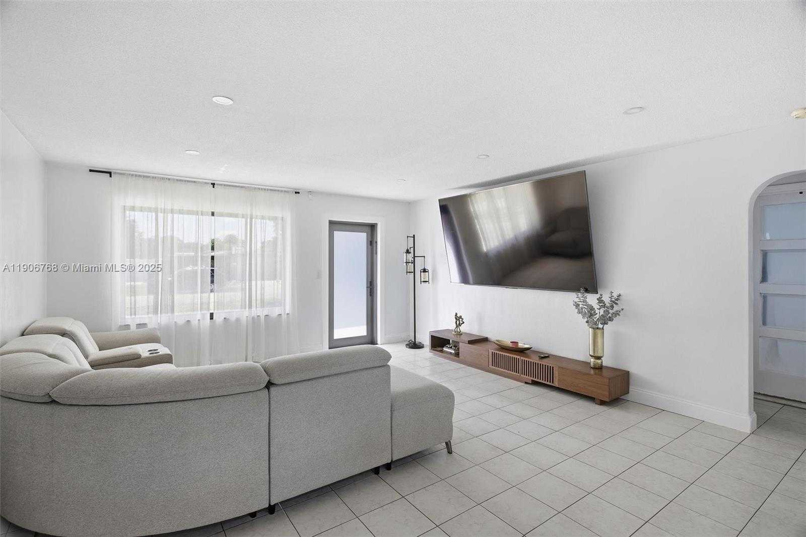 Small Image of 7511 TAYLOR ST, Hollywood Number 7