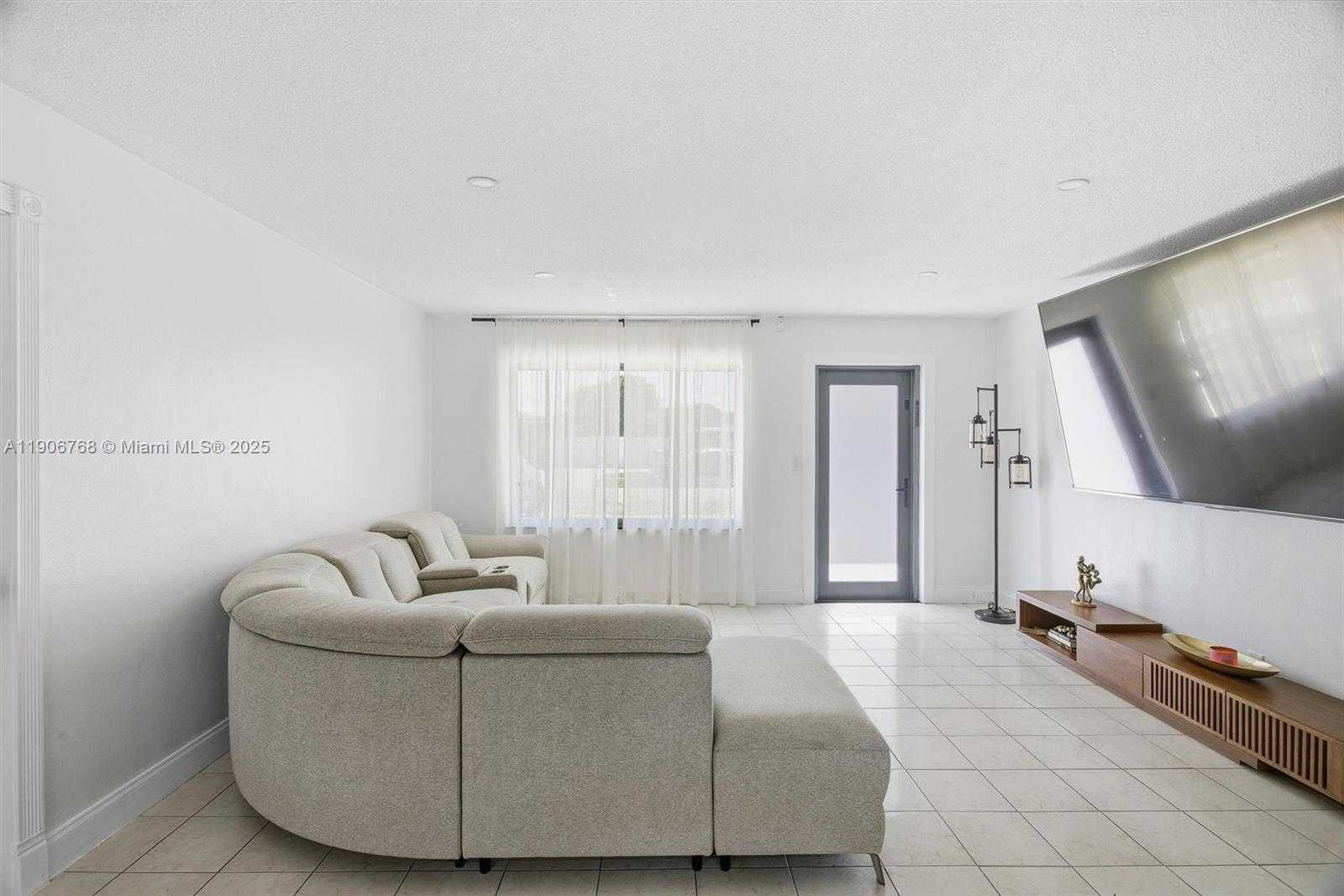 Small Image of 7511 TAYLOR ST, Hollywood Number 9