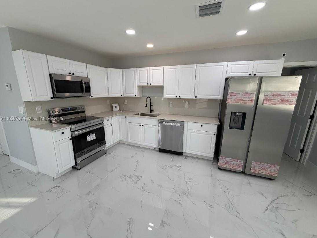 Small Image of 2810 MAYO ST, Hollywood Number 4