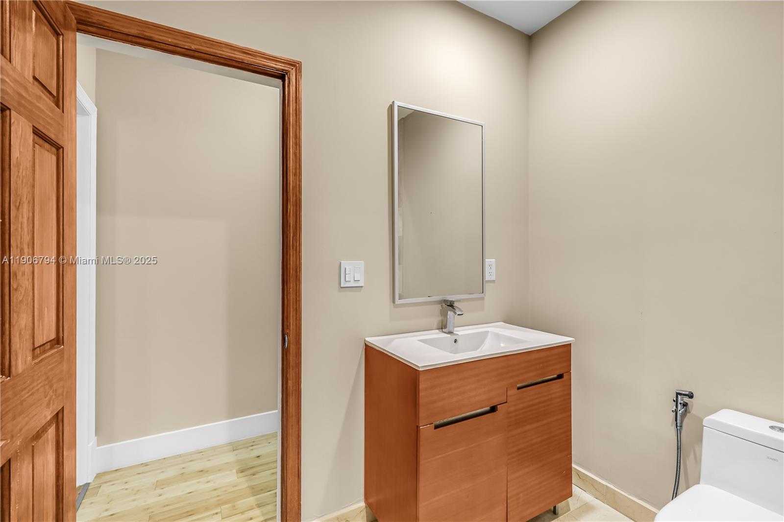 Small Image of 9457 CARLYLE AVE, Surfside Number 11