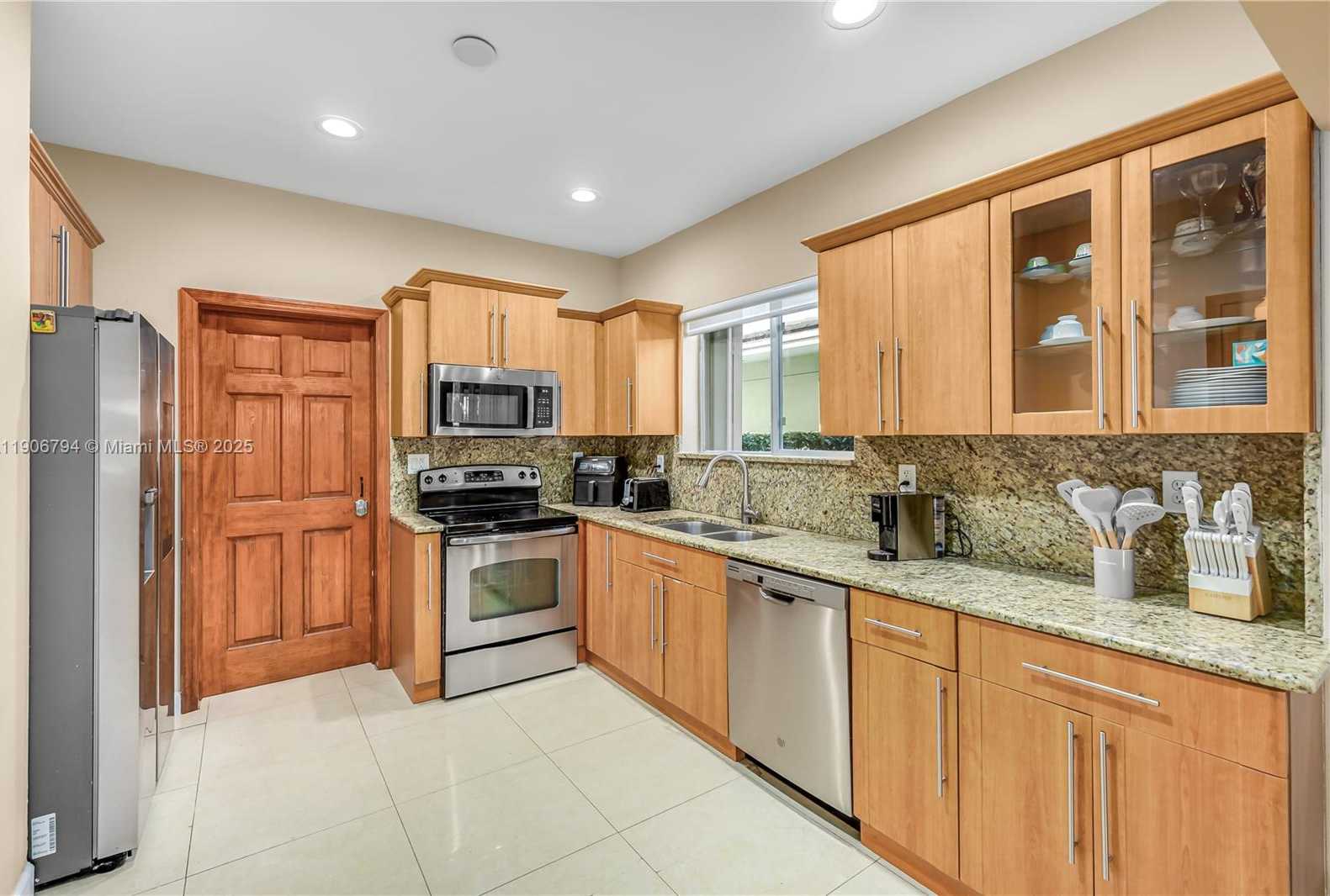 Small Image of 9457 CARLYLE AVE, Surfside Number 19