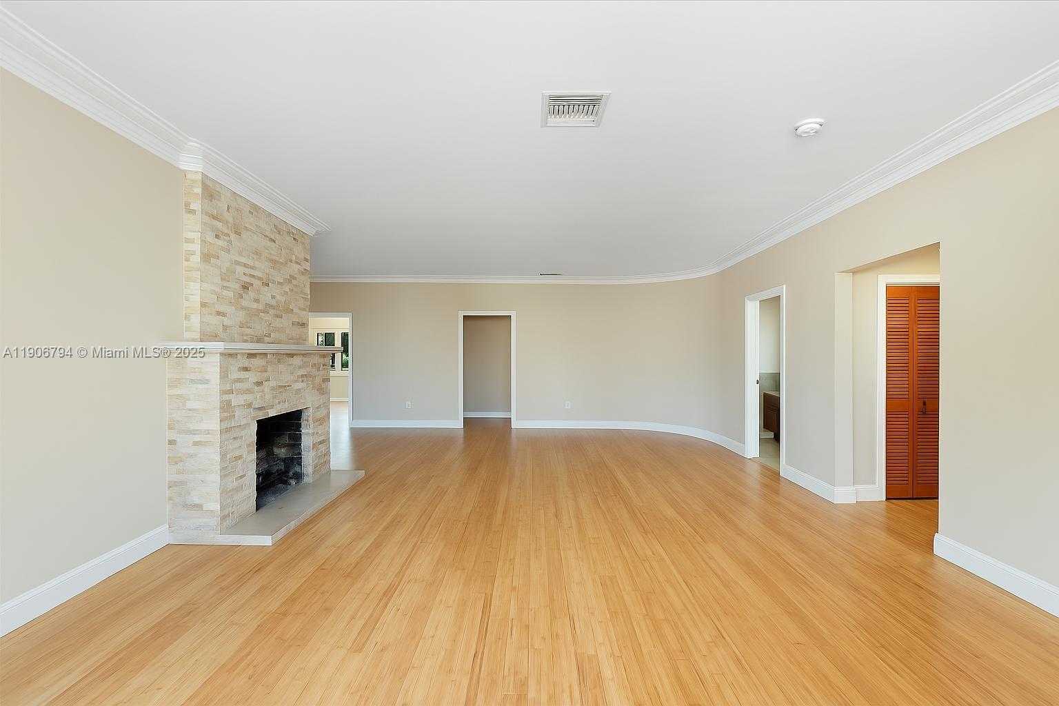 Small Image of 9457 CARLYLE AVE, Surfside Number 2