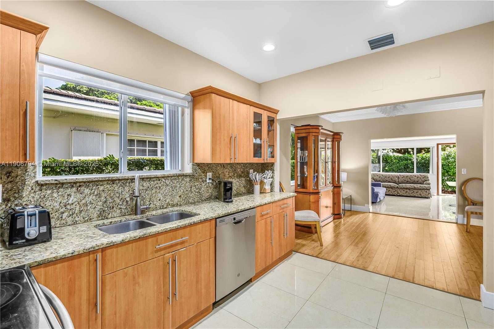 Small Image of 9457 CARLYLE AVE, Surfside Number 21