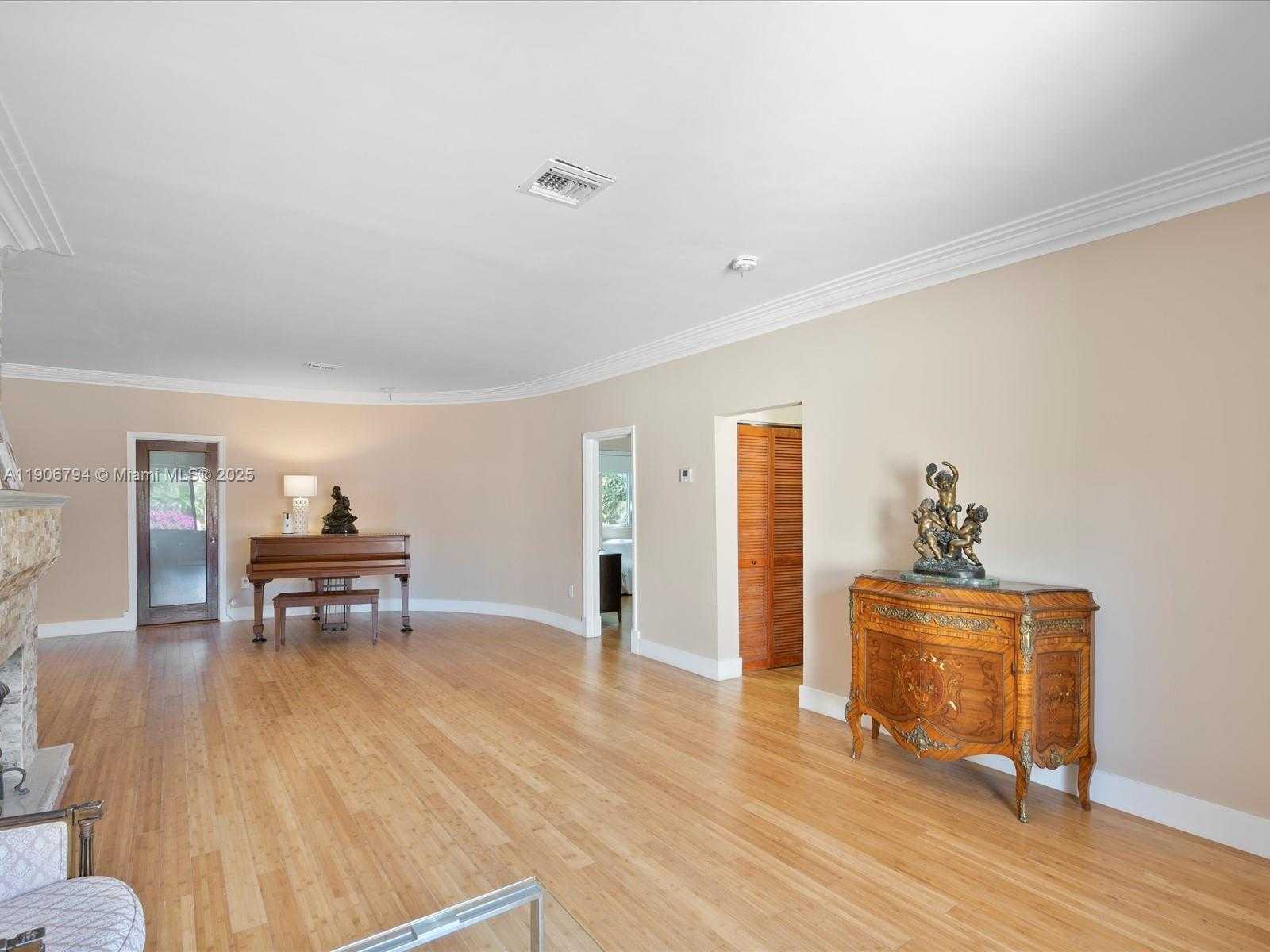 Small Image of 9457 CARLYLE AVE, Surfside Number 4