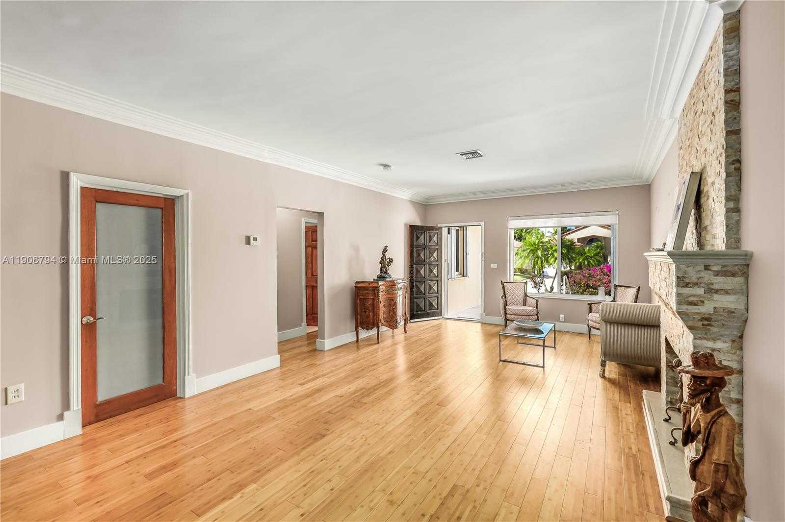 Small Image of 9457 CARLYLE AVE, Surfside Number 5