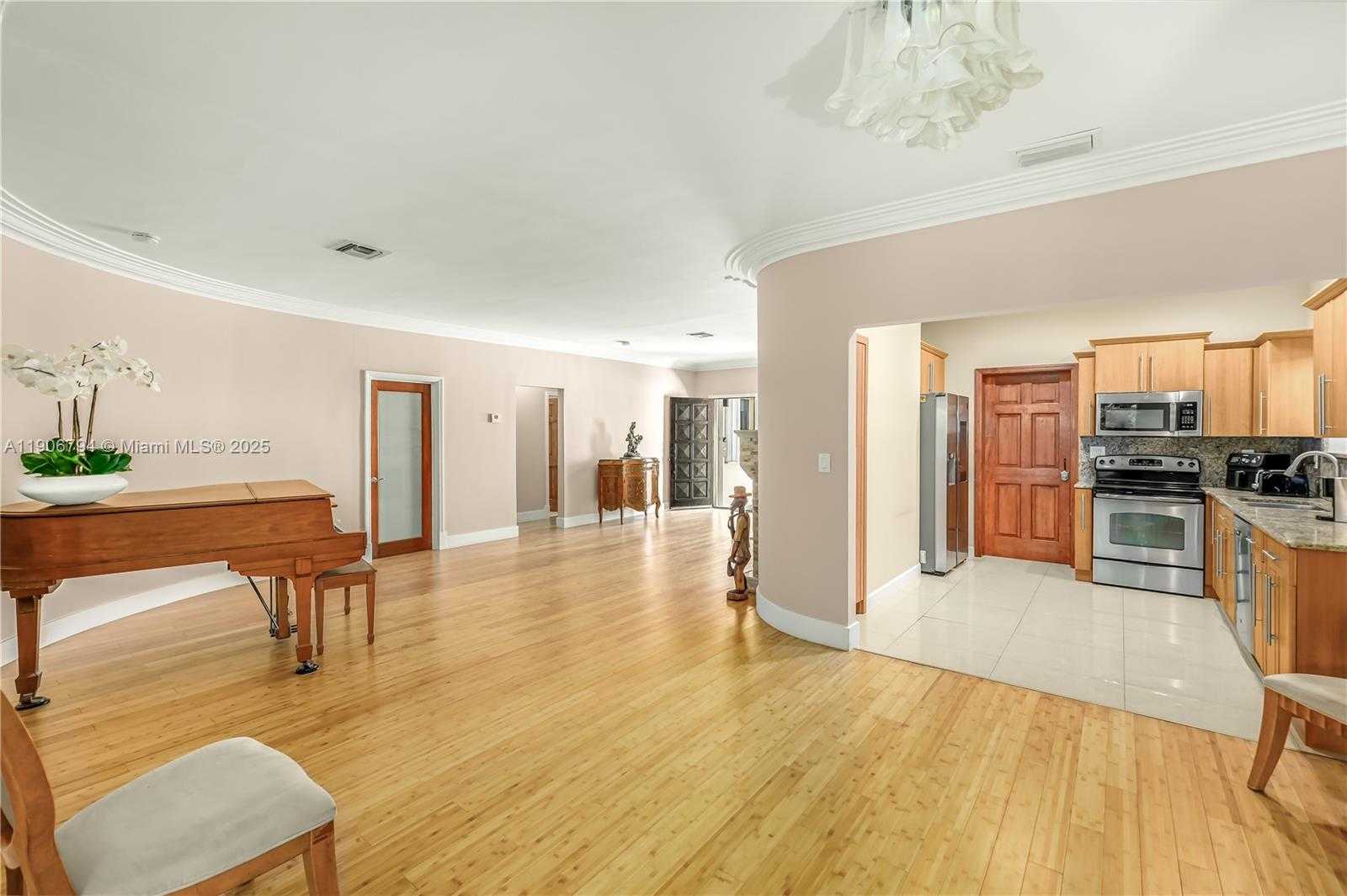 Small Image of 9457 CARLYLE AVE, Surfside Number 6