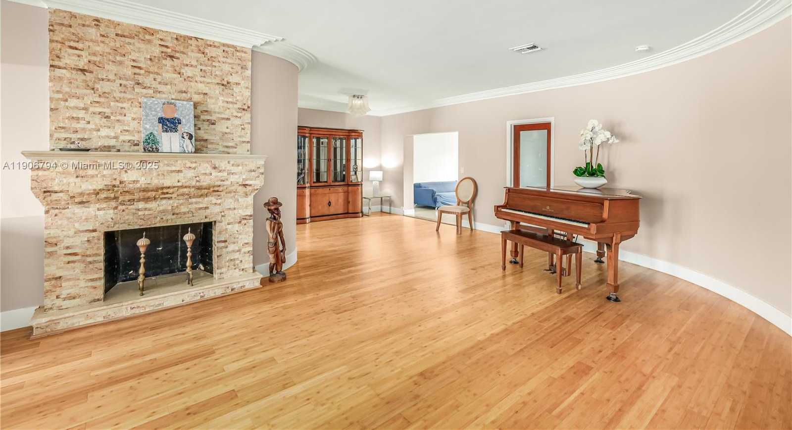 Small Image of 9457 CARLYLE AVE, Surfside Number 7