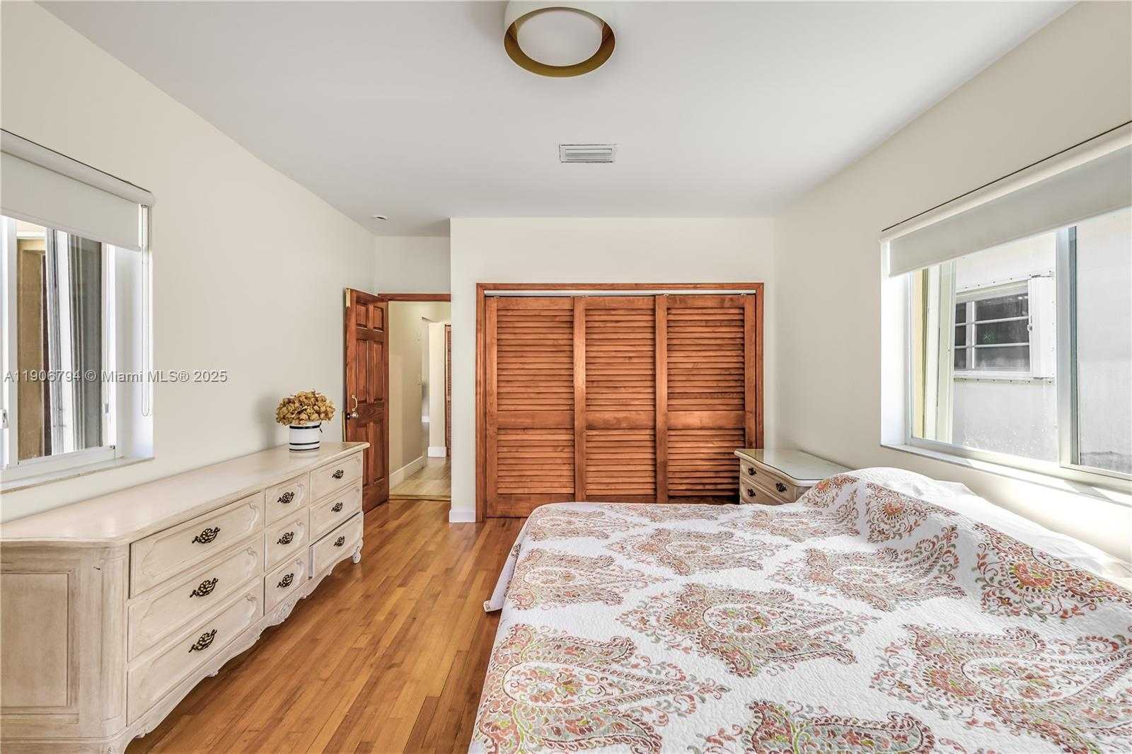 Small Image of 9457 CARLYLE AVE, Surfside Number 8