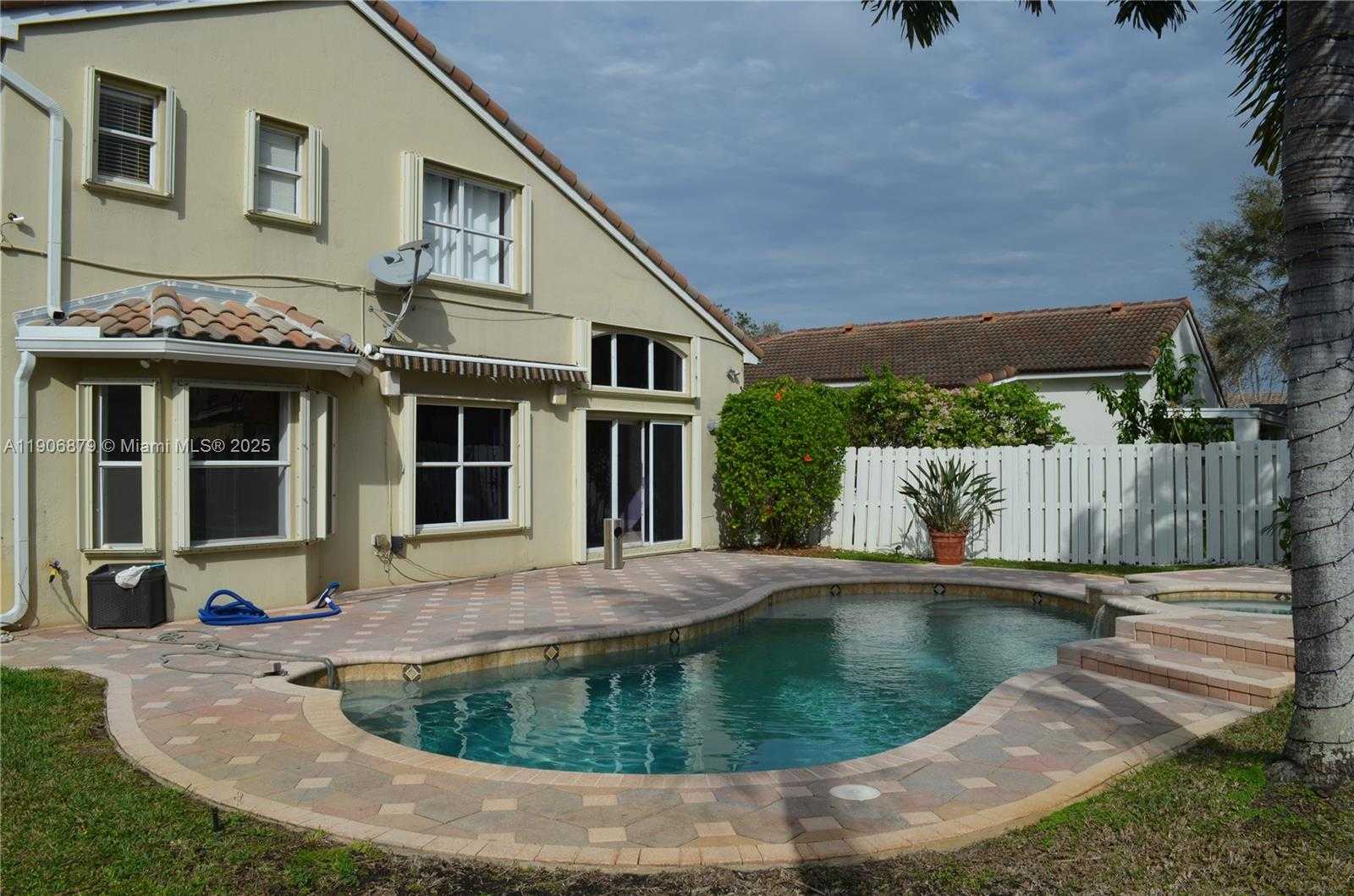 Small Image of Pembroke Pines Number 15