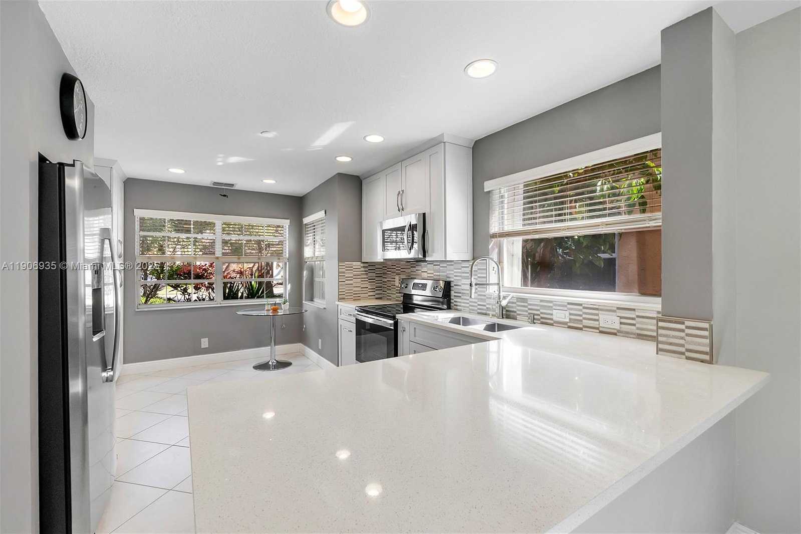 Small Image of Davie Number 10