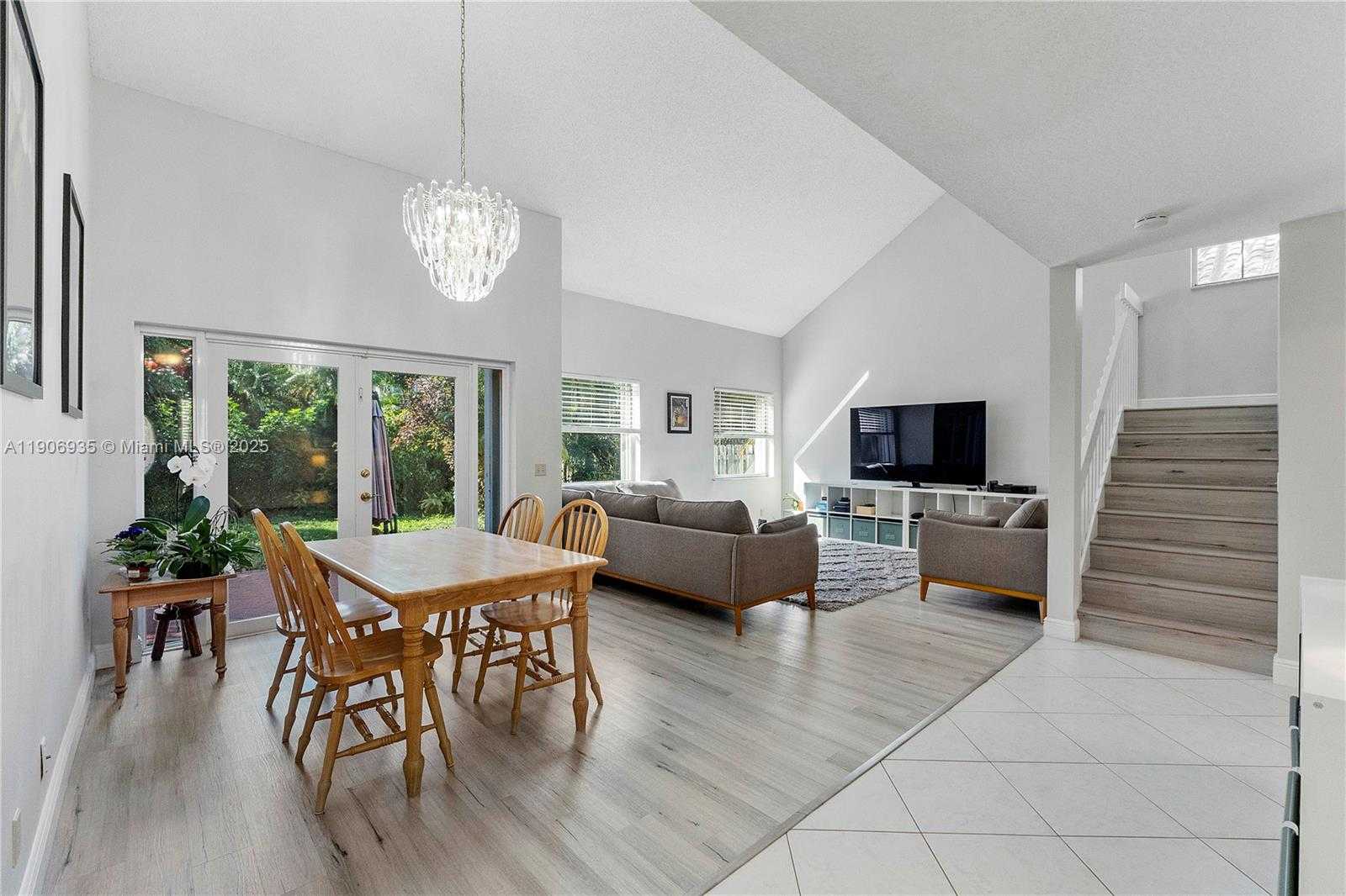 Small Image of Davie Number 15