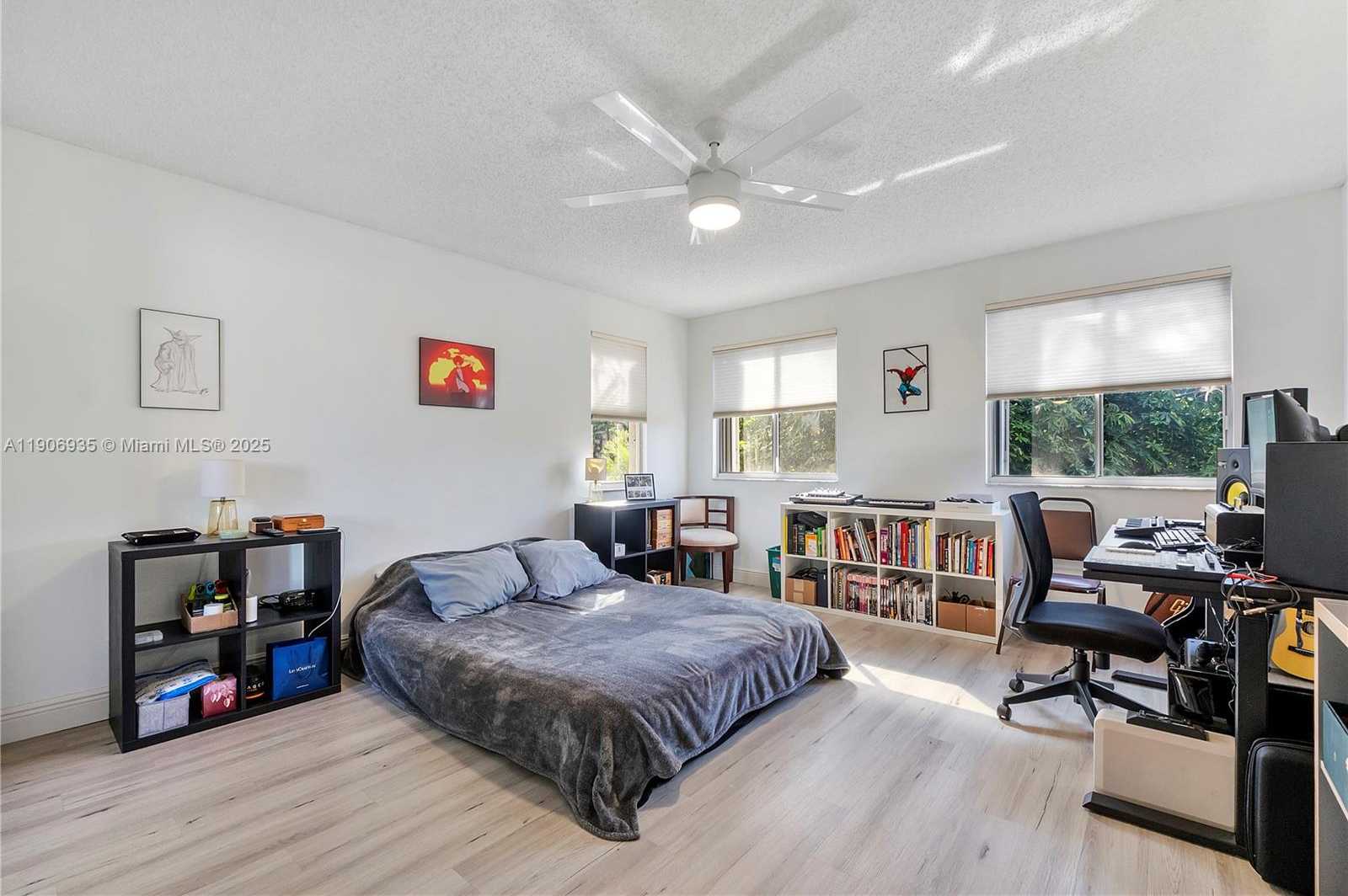 Small Image of Davie Number 17