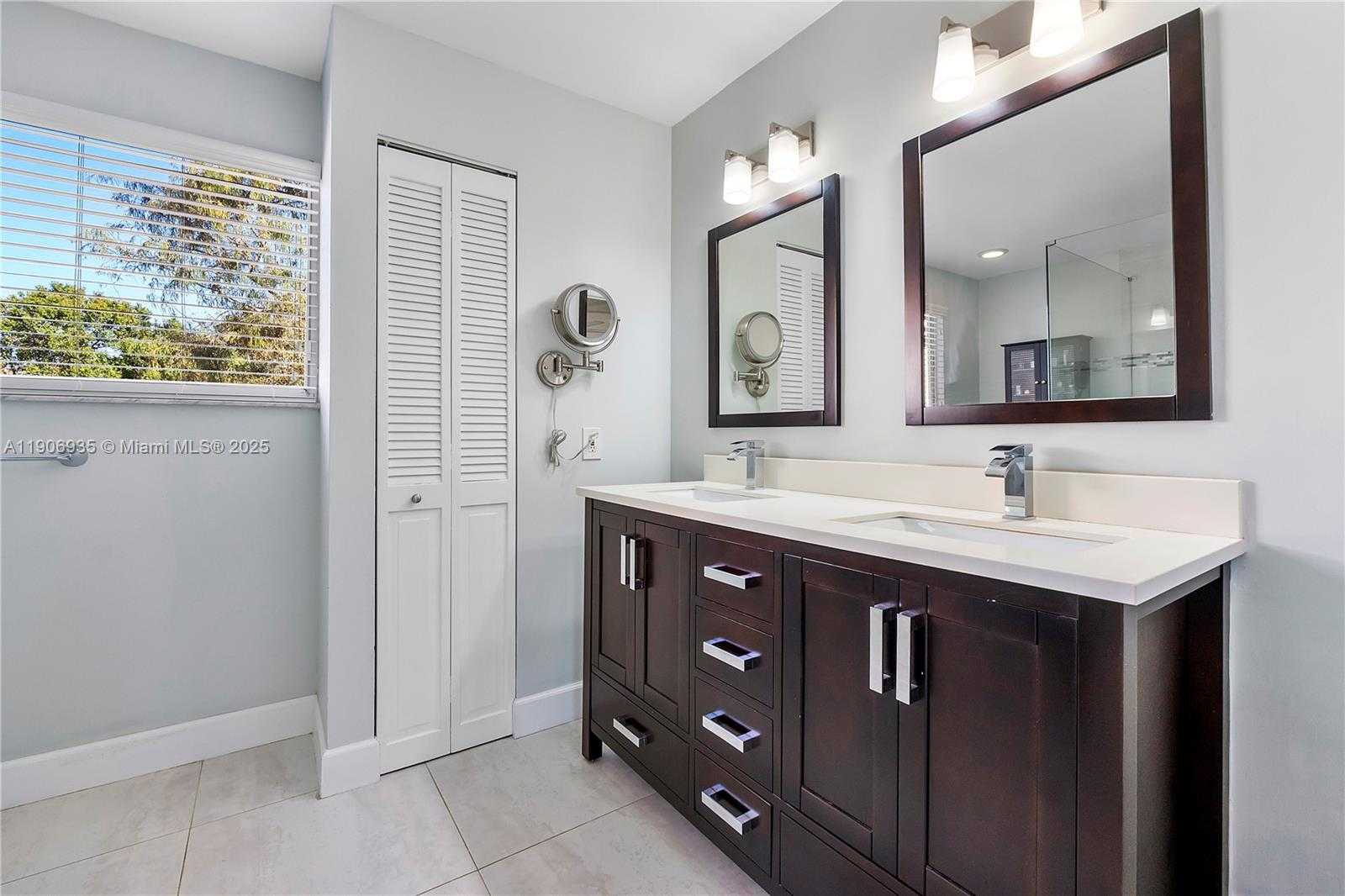 Small Image of Davie Number 19