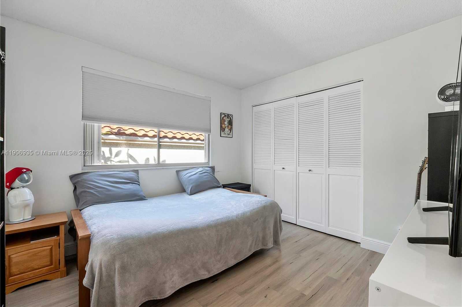 Small Image of Davie Number 23