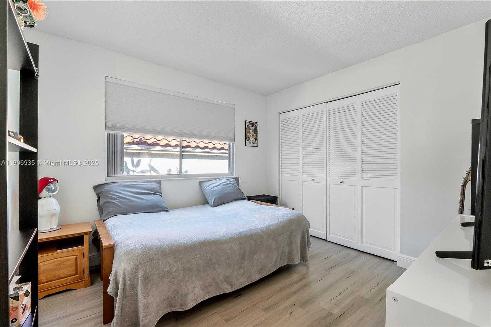 Small Image of Davie Number 24