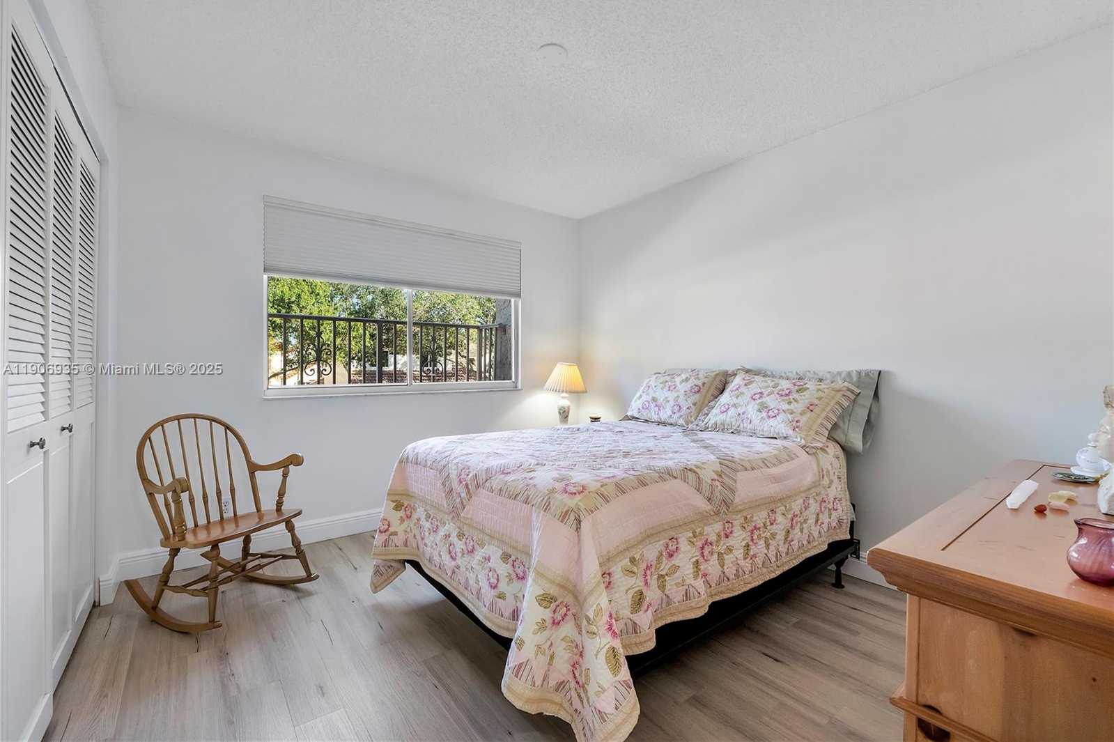 Small Image of Davie Number 25