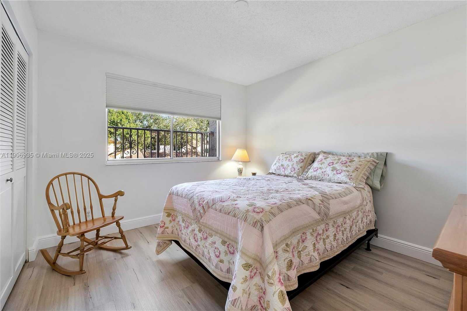 Small Image of Davie Number 28