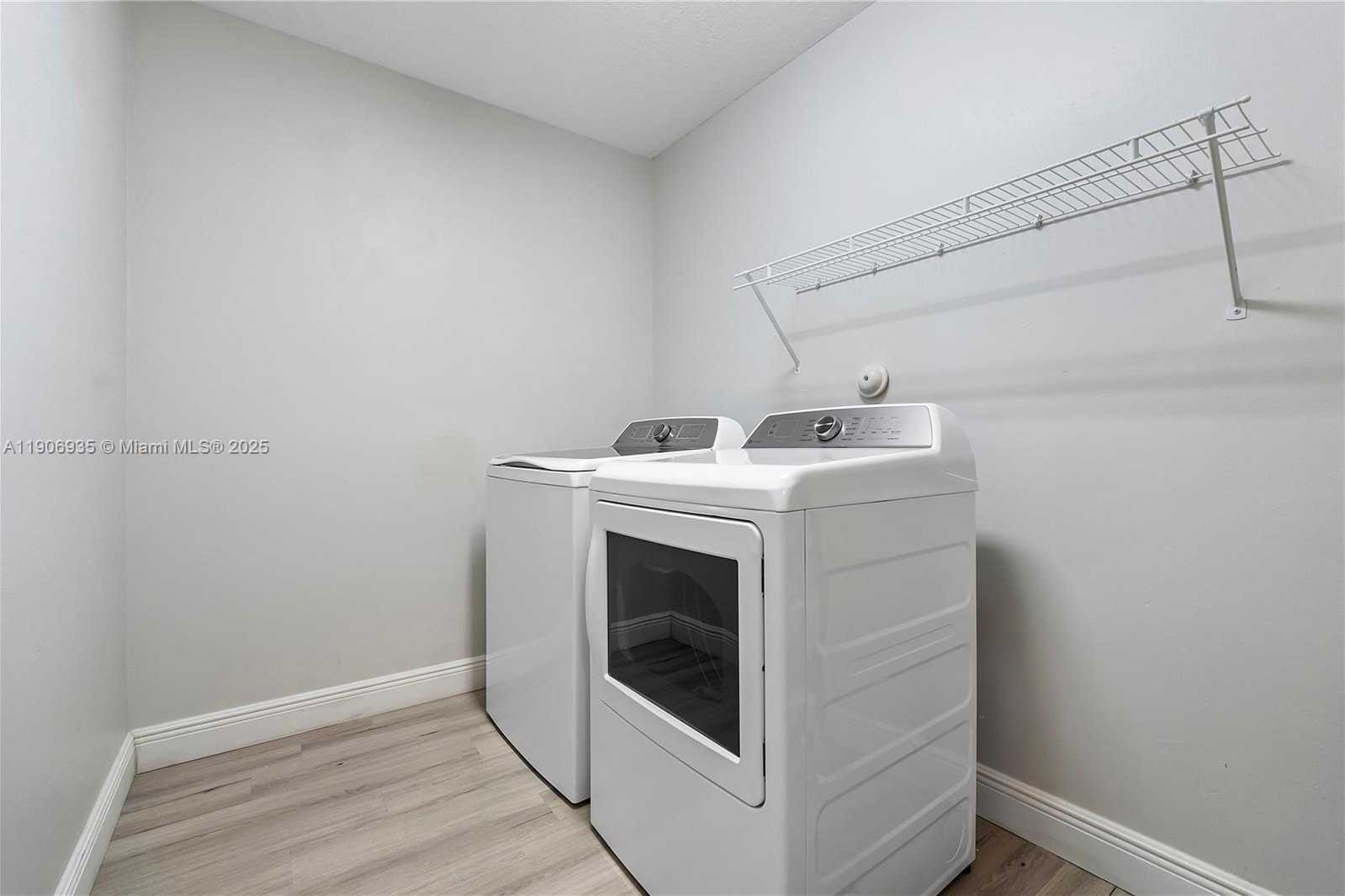 Small Image of Davie Number 30