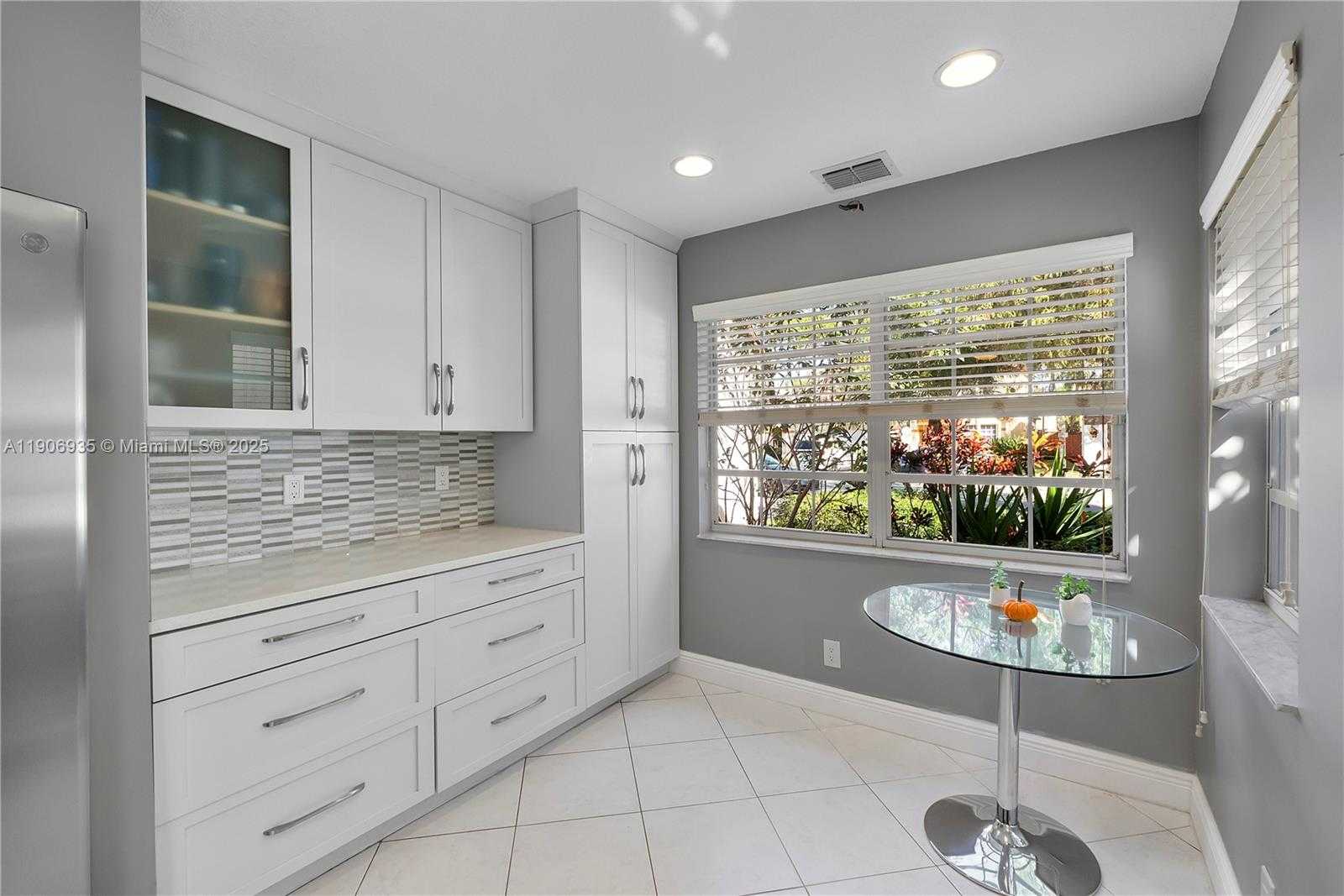 Small Image of Davie Number 8