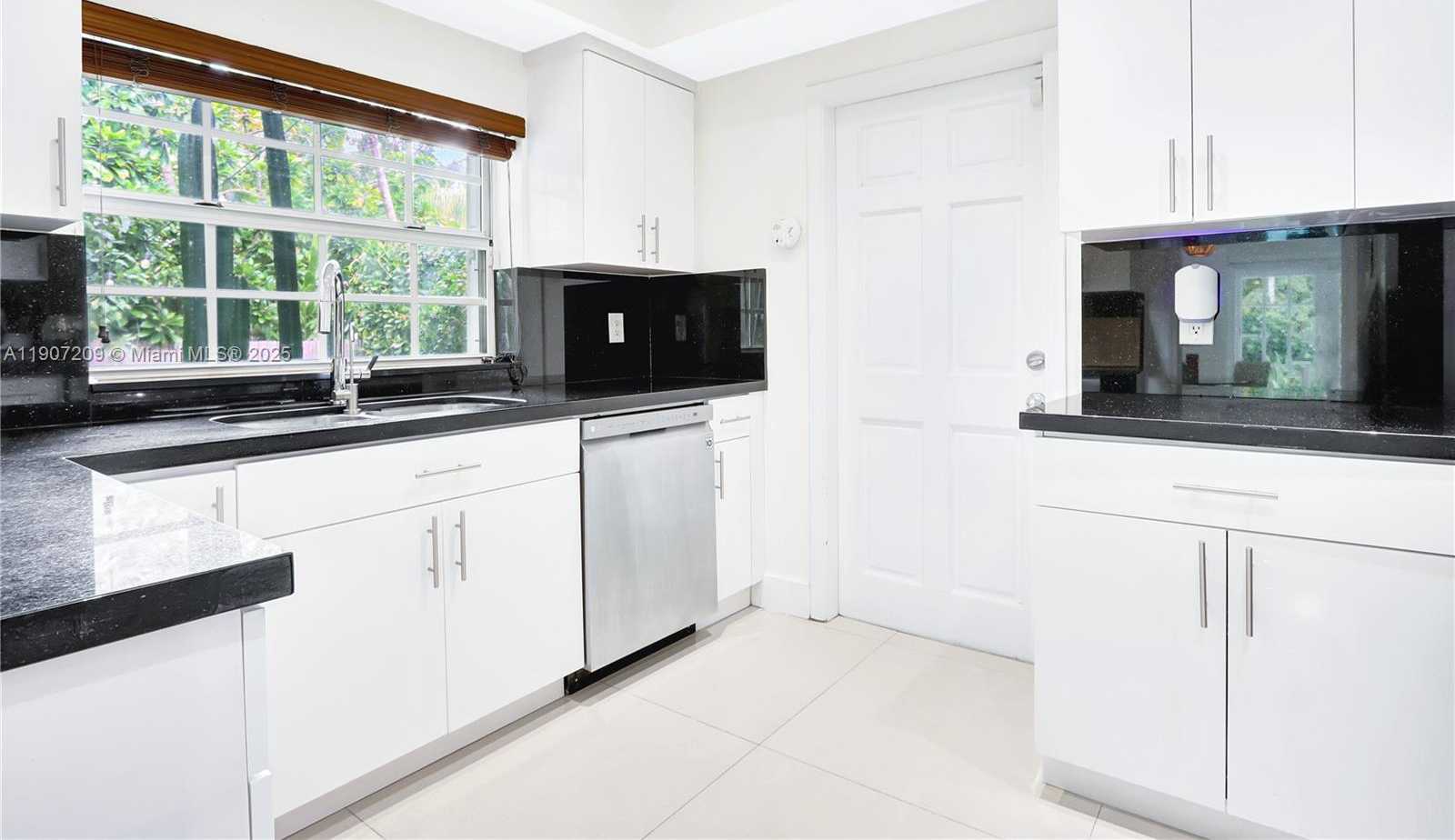 Small Image of 1418 CORDOVA ST, Coral Gables Number 9