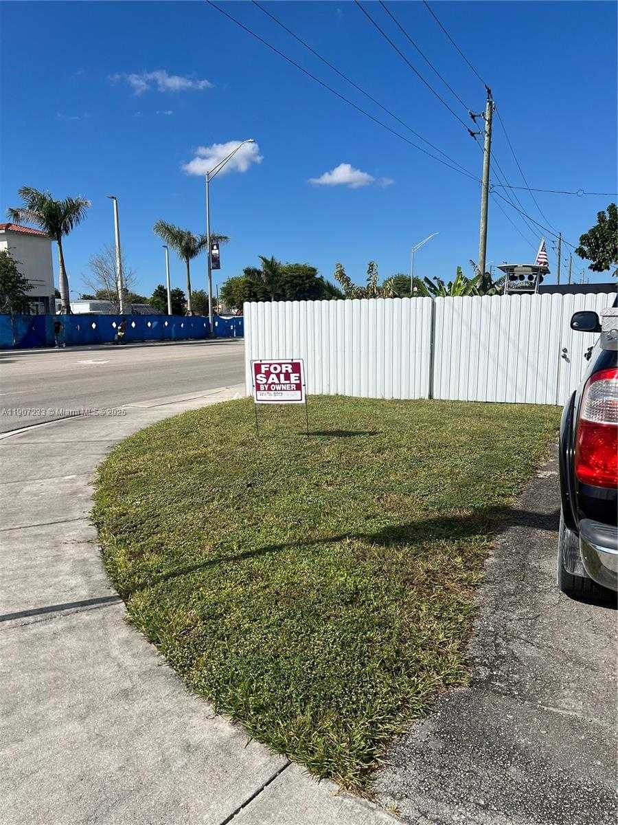 Small Image of 1595 WEST 56TH PL, Hialeah Number 2