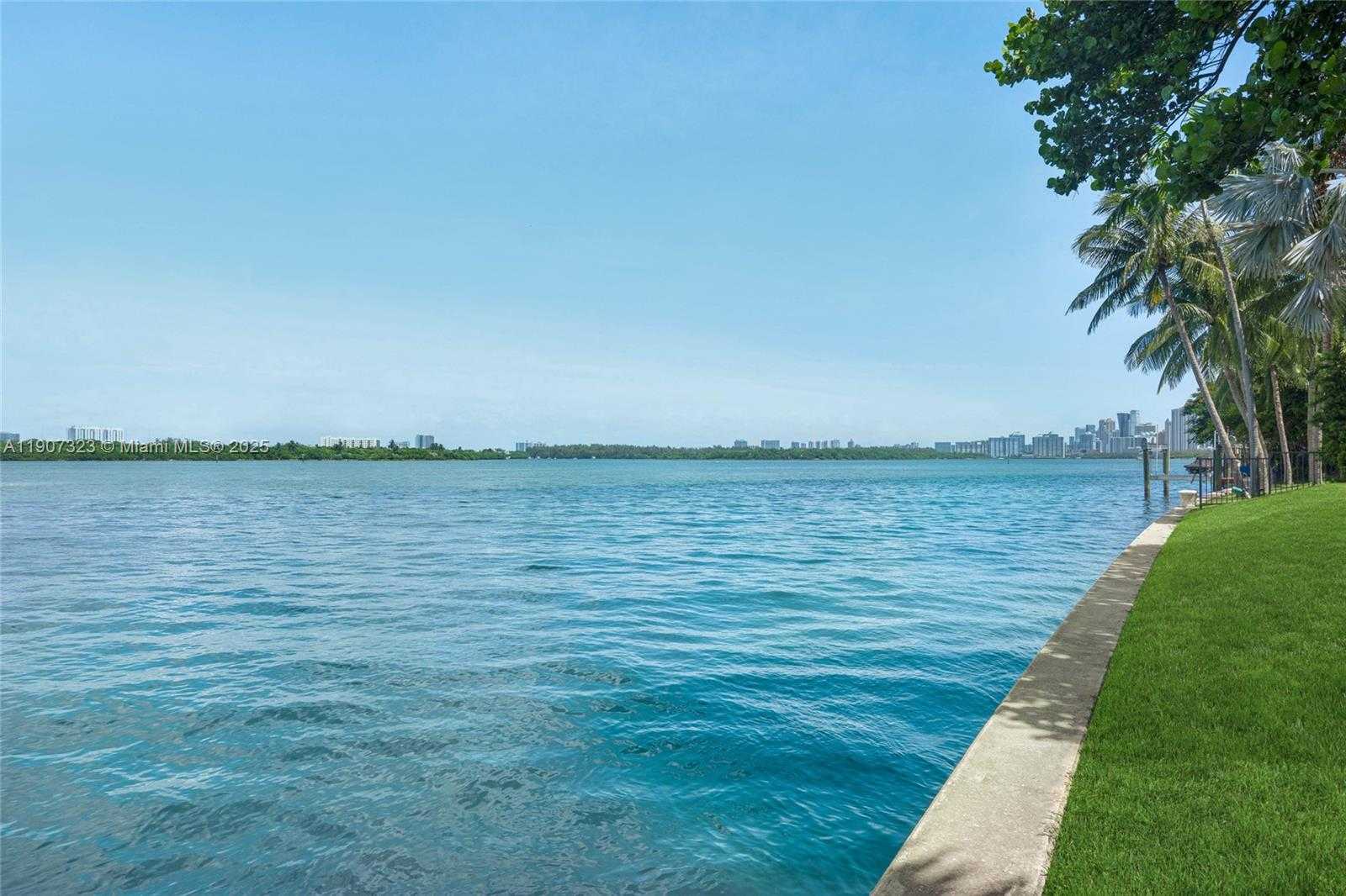 Small Image of 216 BAL BAY DR, Bal Harbour Number 3