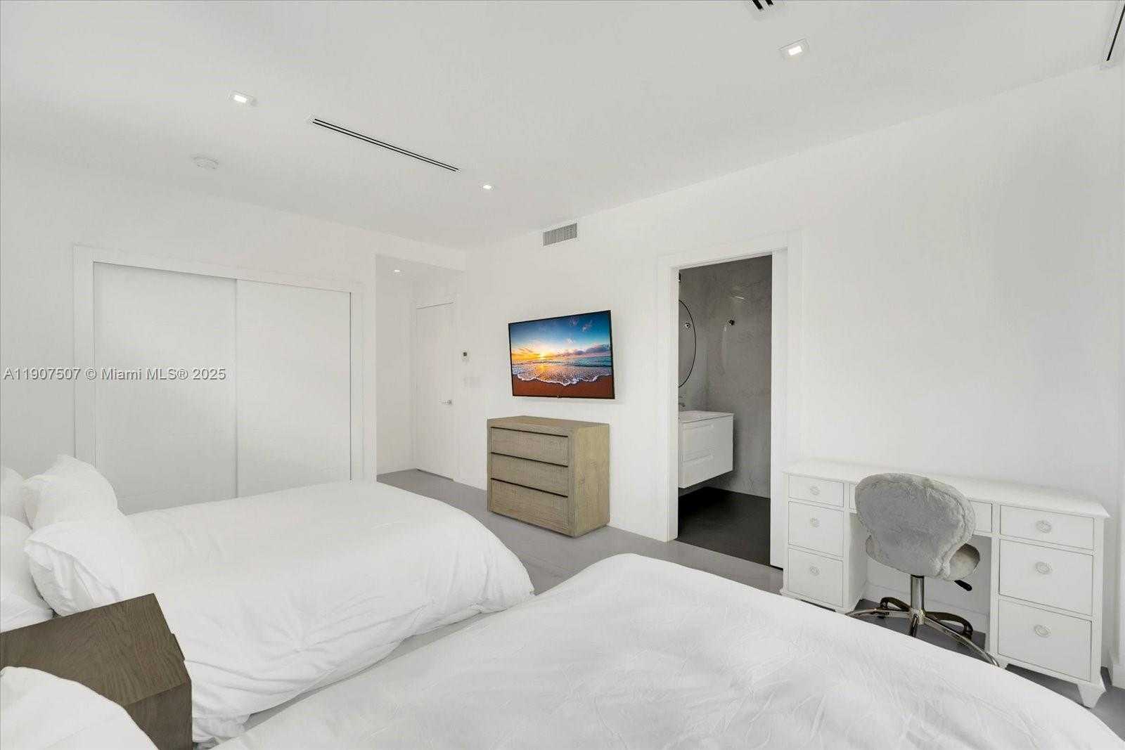 Small Image of 7830 ATLANTIC WAY, Miami Beach Number 14