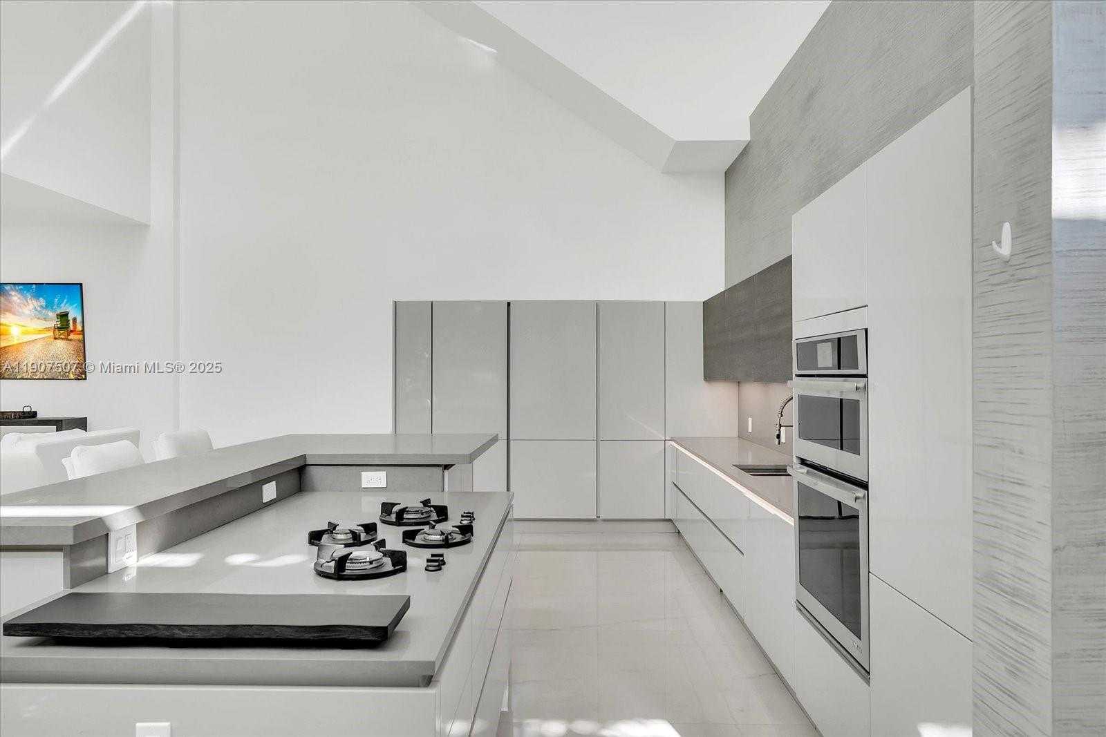 Small Image of 7830 ATLANTIC WAY, Miami Beach Number 4