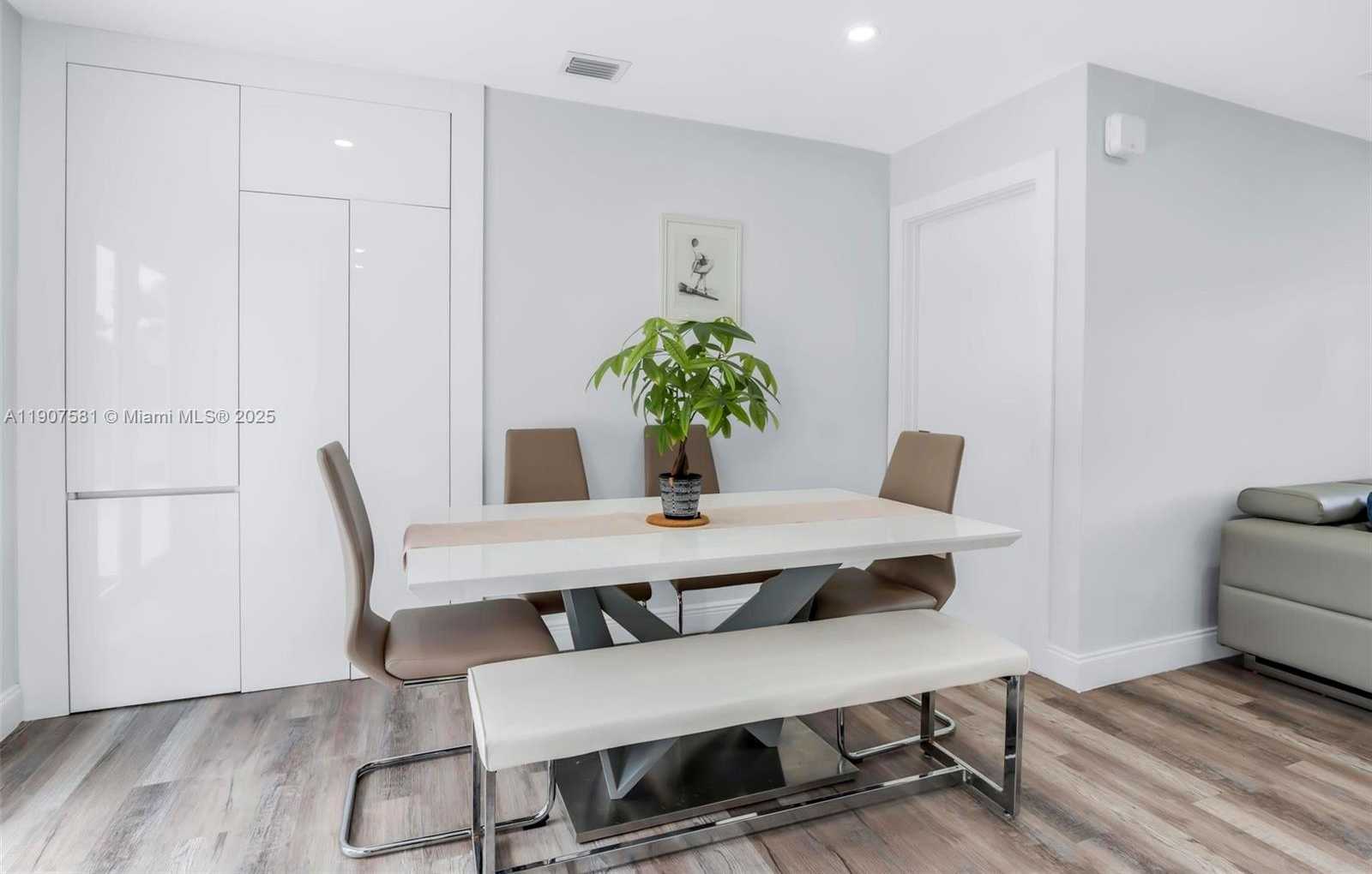 Small Image of 330 NORTH 70TH AVE, Hollywood Number 12