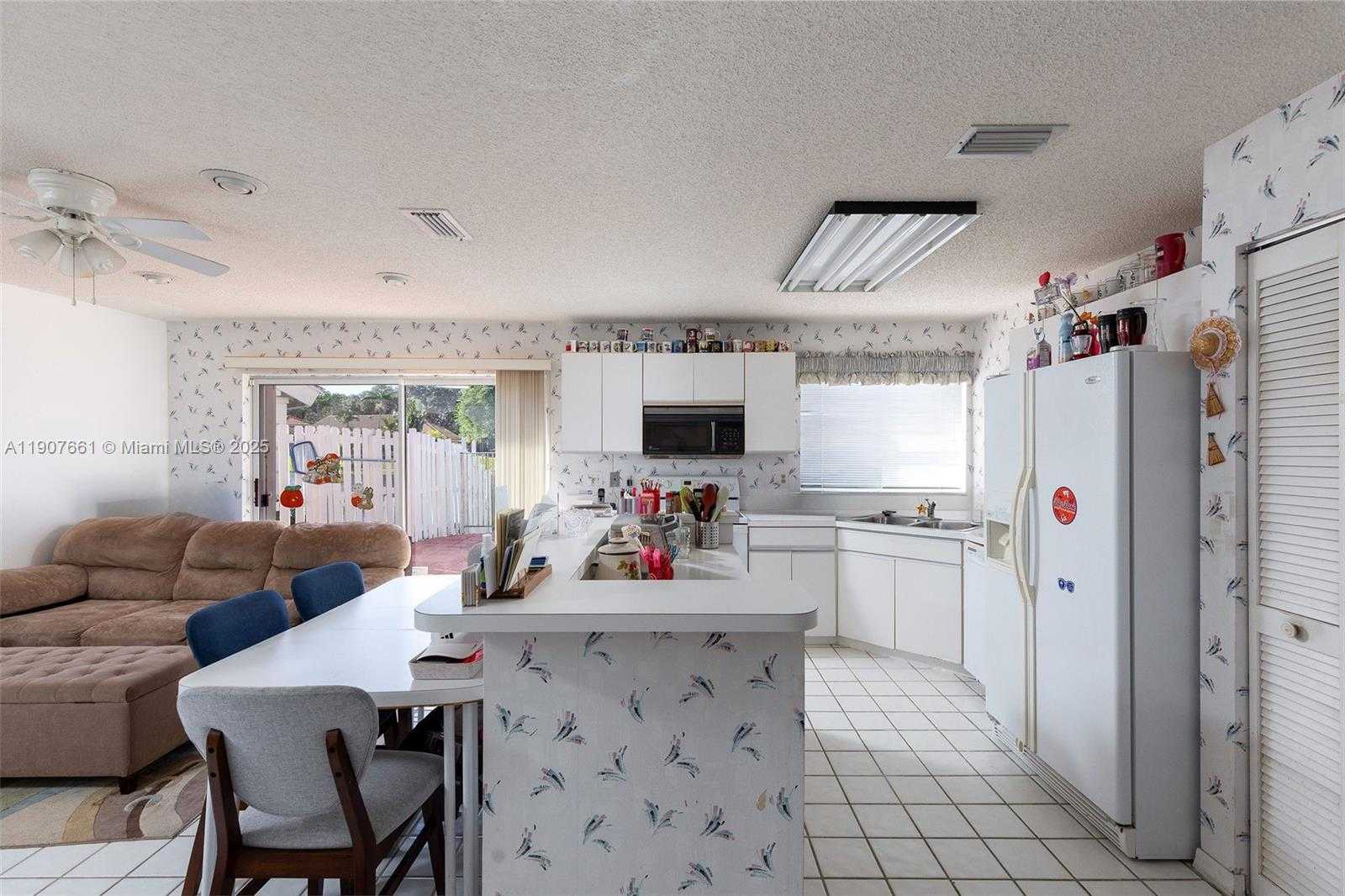 Small Image of 13950 OAK RIDGE DR, Davie Number 14