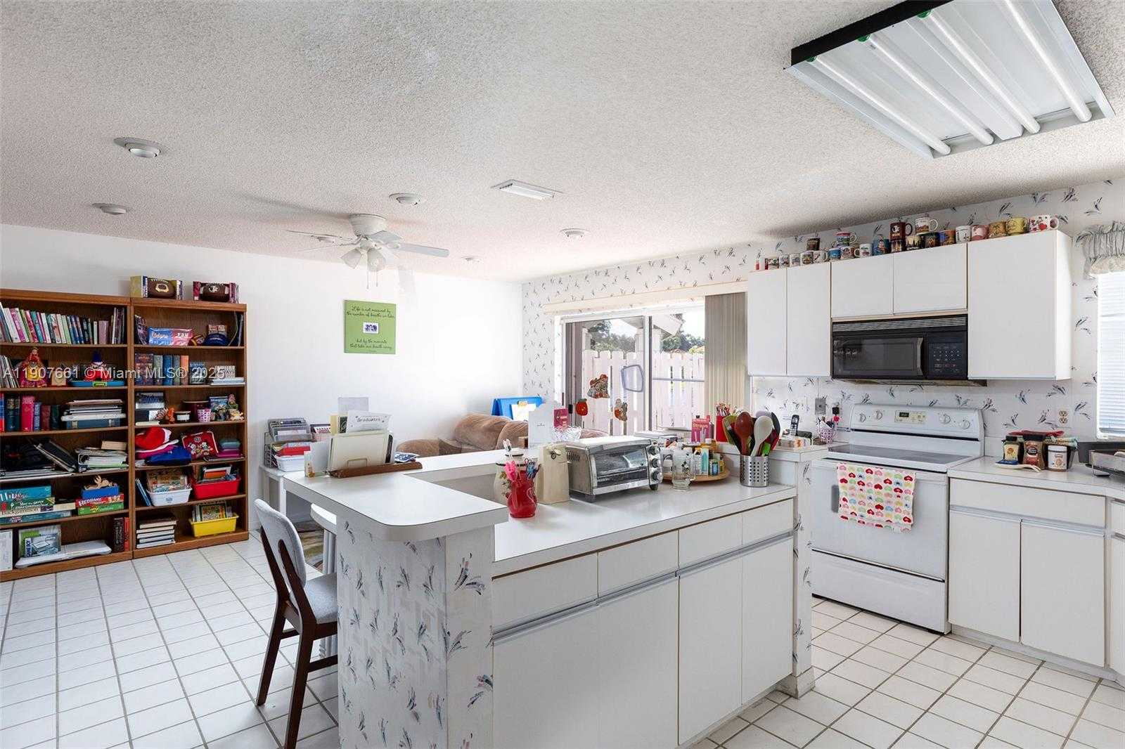 Small Image of 13950 OAK RIDGE DR, Davie Number 15