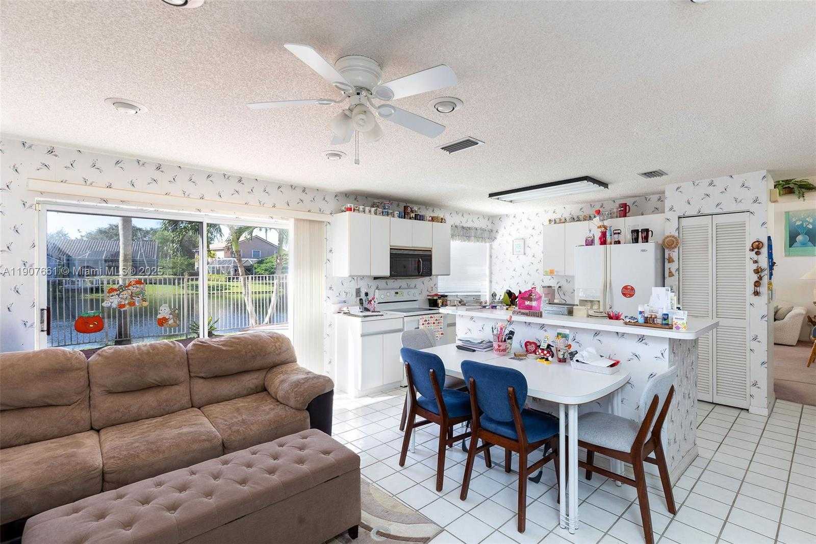 Small Image of 13950 OAK RIDGE DR, Davie Number 16