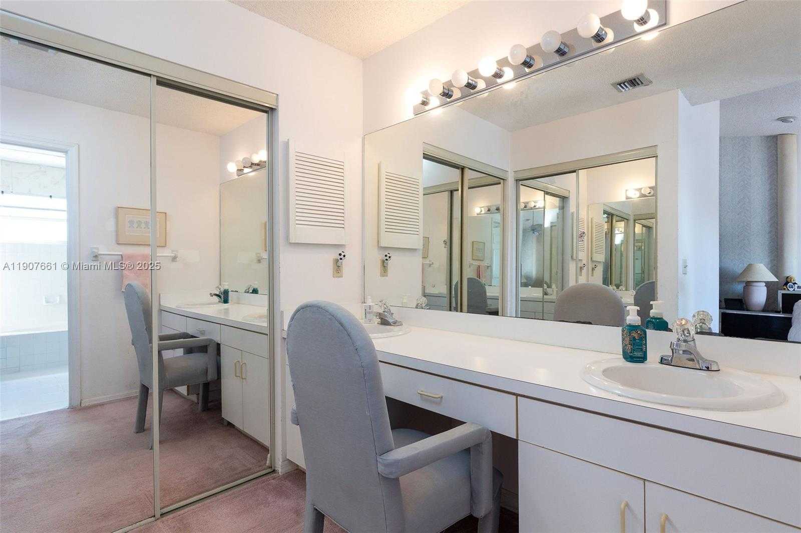 Small Image of 13950 OAK RIDGE DR, Davie Number 21