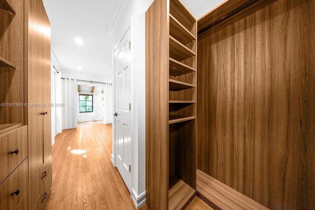 Small Image of Miami Number 21