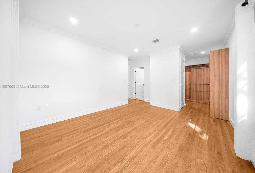 Small Image of Miami Number 27