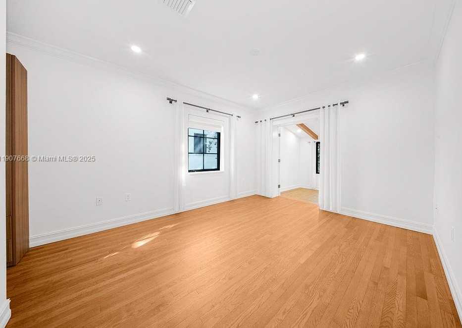 Small Image of Miami Number 28