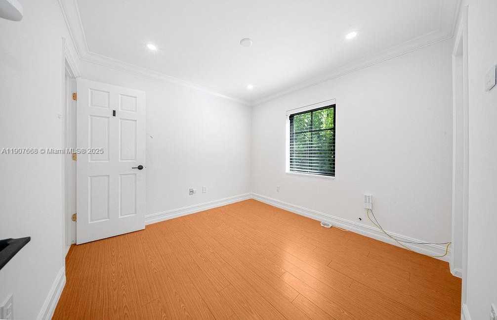 Small Image of Miami Number 31