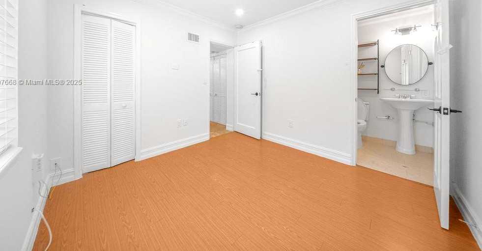 Small Image of Miami Number 32