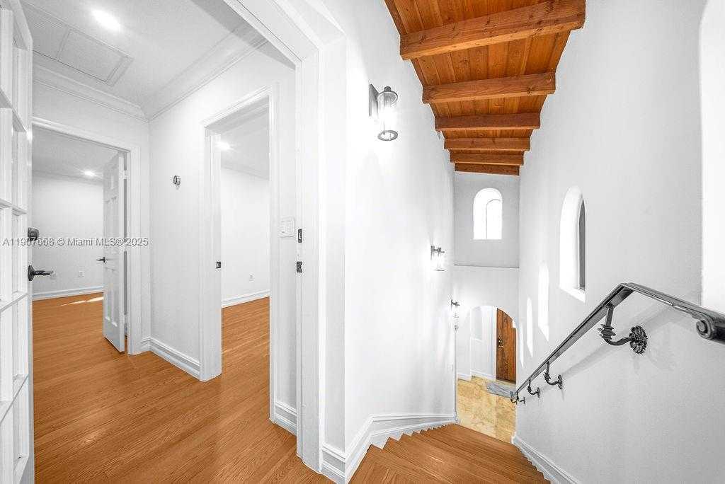 Small Image of Miami Number 4