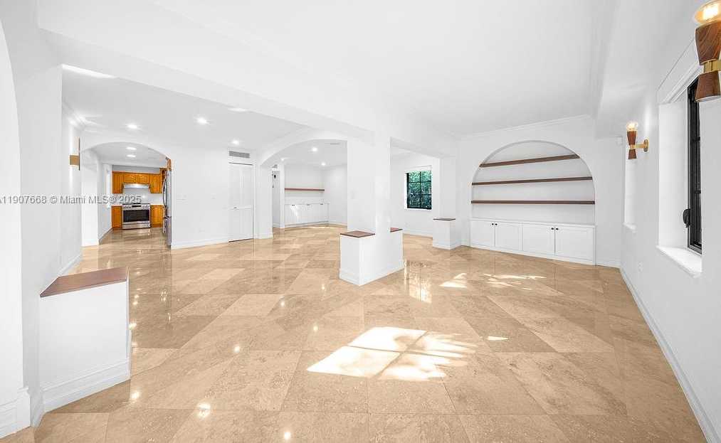 Small Image of Miami Number 5